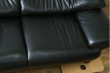 ドイツビンテージ　美品　オールド ヒモラ(Himolla)　名門椅子工房オオタで張り替え済み　本革(レザー)　クラシックデザインで長く愛用できる3人掛けソファ　(R-083587)