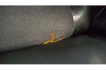 ドイツビンテージ　美品　オールド ヒモラ(Himolla)　名門椅子工房オオタで張り替え済み　本革(レザー)　クラシックデザインで長く愛用できる3人掛けソファ　(R-083587)