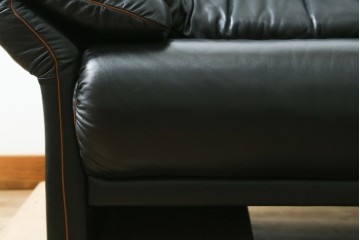 ドイツビンテージ　美品　オールド ヒモラ(Himolla)　名門椅子工房オオタで張り替え済み　本革(レザー)　クラシックデザインで長く愛用できる3人掛けソファ　(R-083587)