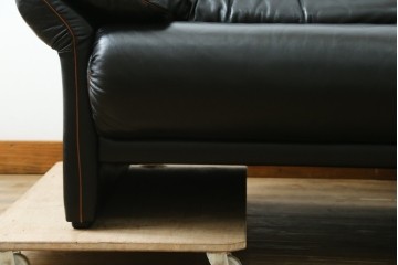 ドイツビンテージ　美品　オールド ヒモラ(Himolla)　名門椅子工房オオタで張り替え済み　本革(レザー)　クラシックデザインで長く愛用できる3人掛けソファ　(R-083587)