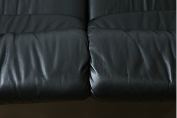 ドイツビンテージ　美品　オールド ヒモラ(Himolla)　名門椅子工房オオタで張り替え済み　本革(レザー)　クラシックデザインで長く愛用できる3人掛けソファ　(R-083587)