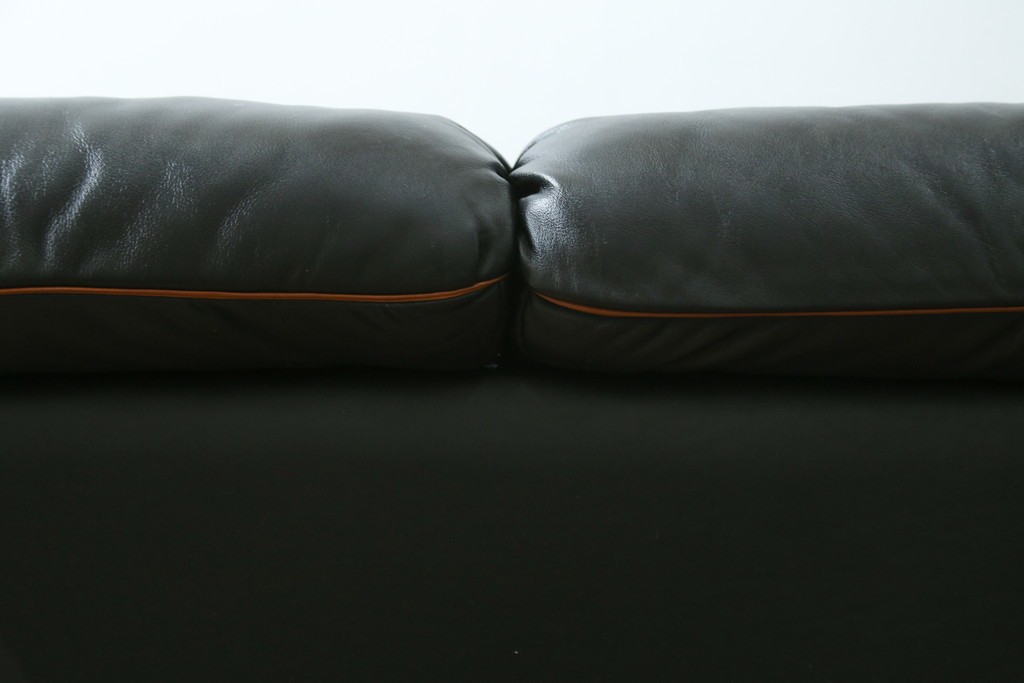 ドイツビンテージ　美品　オールド ヒモラ(Himolla)　名門椅子工房オオタで張り替え済み　本革(レザー)　クラシックデザインで長く愛用できる3人掛けソファ　(R-083587)