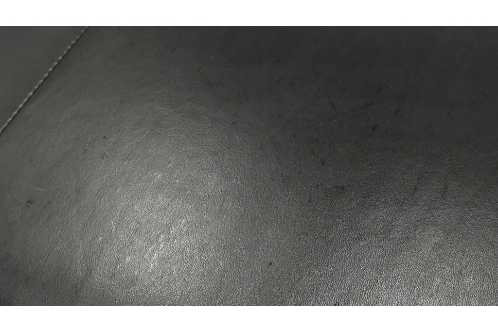 ドイツビンテージ　美品　オールド ヒモラ(Himolla)　名門椅子工房オオタで張り替え済み　本革(レザー)　クラシックデザインで長く愛用できる3人掛けソファ　(R-083587)