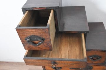 中古　美品　民芸家具　アンティーク調　上質な和の趣漂う両面使いできる階段箪笥(階段タンス、収納たんす、和箪笥、引き出し)(R-083589)
