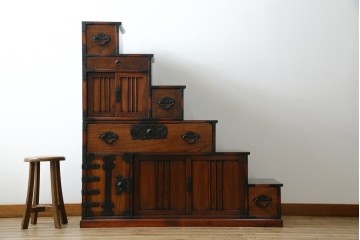 中古　美品　民芸家具　アンティーク調　上質な和の趣漂う両面使いできる階段箪笥　(R-083589)