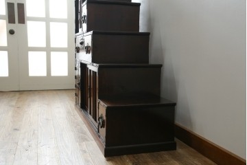 中古　美品　民芸家具　アンティーク調　上質な和の趣漂う両面使いできる階段箪笥　(R-083589)