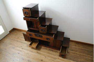 中古　美品　民芸家具　アンティーク調　上質な和の趣漂う両面使いできる階段箪笥　(R-083589)
