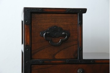 中古　美品　民芸家具　アンティーク調　上質な和の趣漂う両面使いできる階段箪笥　(R-083589)