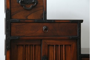 中古　美品　民芸家具　アンティーク調　上質な和の趣漂う両面使いできる階段箪笥　(R-083589)