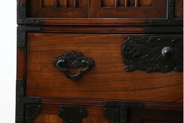 中古　美品　民芸家具　アンティーク調　上質な和の趣漂う両面使いできる階段箪笥　(R-083589)