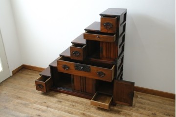中古　美品　民芸家具　アンティーク調　上質な和の趣漂う両面使いできる階段箪笥　(R-083589)