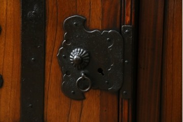 中古　美品　民芸家具　アンティーク調　上質な和の趣漂う両面使いできる階段箪笥　(R-083589)