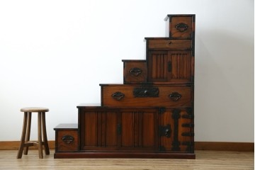 中古　美品　民芸家具　アンティーク調　上質な和の趣漂う両面使いできる階段箪笥　(R-083589)