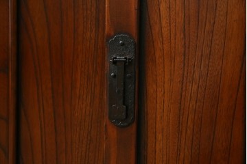 中古　美品　民芸家具　アンティーク調　上質な和の趣漂う両面使いできる階段箪笥　(R-083589)