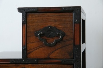 中古　美品　民芸家具　アンティーク調　上質な和の趣漂う両面使いできる階段箪笥　(R-083589)