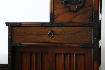 中古　美品　民芸家具　アンティーク調　上質な和の趣漂う両面使いできる階段箪笥　(R-083589)