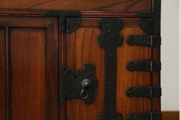 中古　美品　民芸家具　アンティーク調　上質な和の趣漂う両面使いできる階段箪笥　(R-083589)