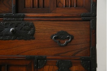 中古　美品　民芸家具　アンティーク調　上質な和の趣漂う両面使いできる階段箪笥　(R-083589)