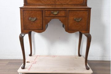 イギリスアンティーク　美品　高級品　クイーンアン様式　前面ウォールナット材　バール杢　ハイボーイ　上品な装飾や猫脚がクラシカルな雰囲気を高めるチェスト(引き出し、サイドチェスト、英国)(R-083590)