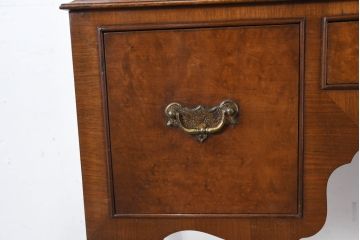 イギリスアンティーク　美品　高級品　クイーンアン様式　前面ウォールナット材　バール杢　ハイボーイ　上品な装飾や猫脚がクラシカルな雰囲気を高めるチェスト(引き出し、サイドチェスト、英国)(R-083590)