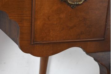 イギリスアンティーク　美品　高級品　クイーンアン様式　前面ウォールナット材　バール杢　ハイボーイ　上品な装飾や猫脚がクラシカルな雰囲気を高めるチェスト(引き出し、サイドチェスト、英国)(R-083590)
