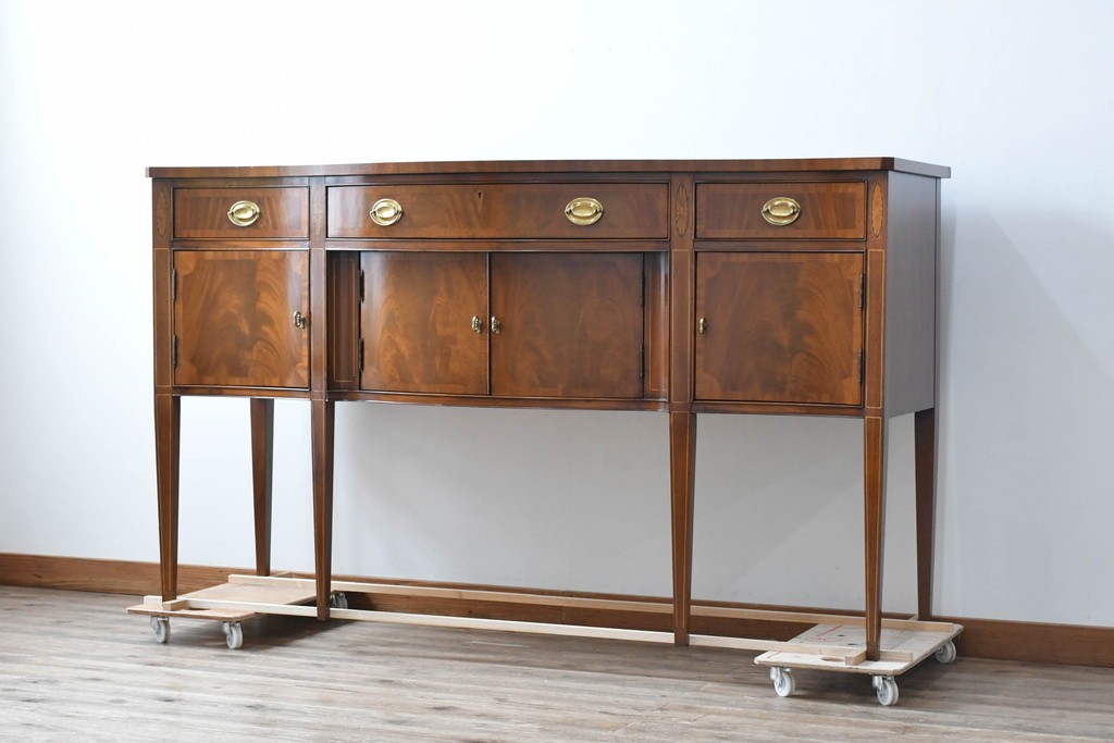 中古　高級品　マホガニー材　ヒッコリーチェア(HICKORY CHAIR)　優雅な象嵌が印象的なサイドボード　定価約94万円　(R-083592)