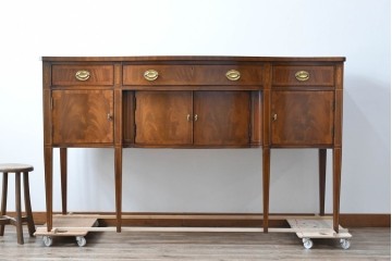 中古　高級品　マホガニー材　ヒッコリーチェア(HICKORY CHAIR)　優雅な象嵌が印象的なサイドボード　定価約94万円　(R-083592)