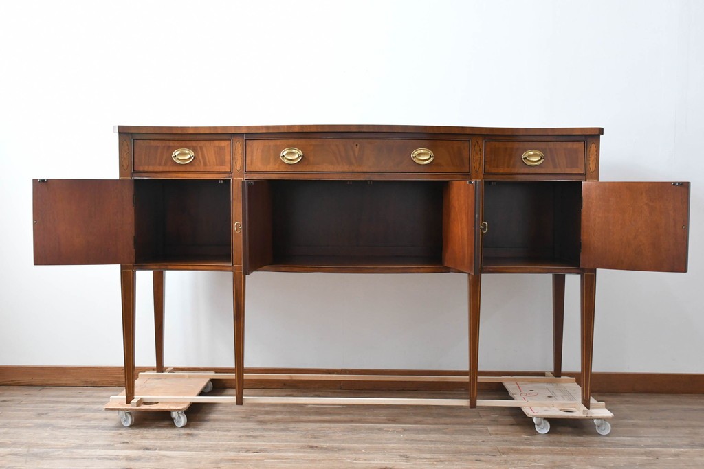 中古　高級品　マホガニー材　ヒッコリーチェア(HICKORY CHAIR)　優雅な象嵌が印象的なサイドボード　定価約94万円　(R-083592)