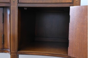 中古　高級品　マホガニー材　ヒッコリーチェア(HICKORY CHAIR)　優雅な象嵌が印象的なサイドボード　定価約94万円　(R-083592)