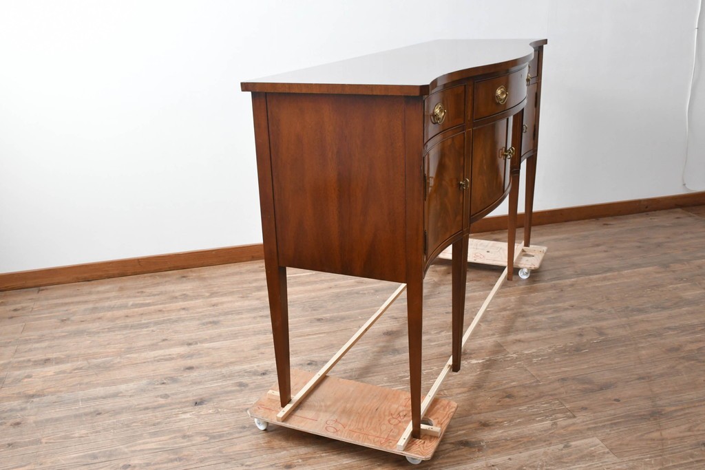 中古　高級品　マホガニー材　ヒッコリーチェア(HICKORY CHAIR)　優雅な象嵌が印象的なサイドボード　定価約94万円　(R-083592)