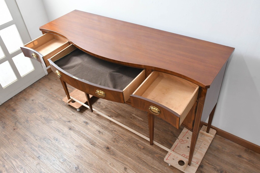 中古　高級品　マホガニー材　ヒッコリーチェア(HICKORY CHAIR)　優雅な象嵌が印象的なサイドボード　定価約94万円　(R-083592)