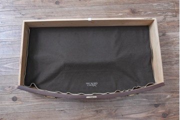 中古　高級品　マホガニー材　ヒッコリーチェア(HICKORY CHAIR)　優雅な象嵌が印象的なサイドボード　定価約94万円　(R-083592)