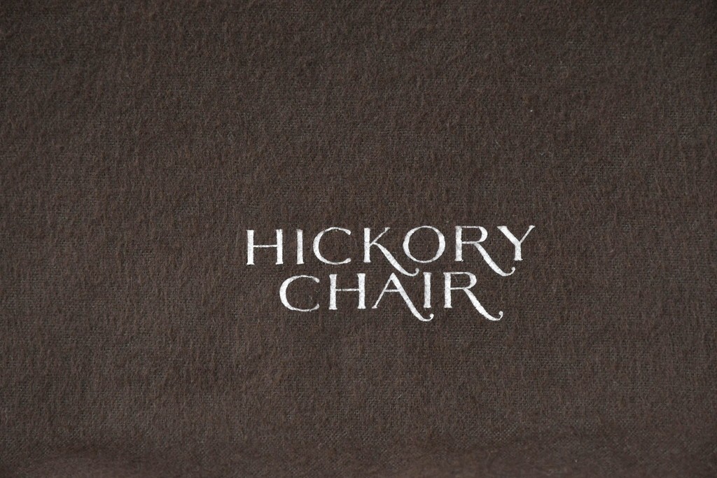 中古　高級品　マホガニー材　ヒッコリーチェア(HICKORY CHAIR)　優雅な象嵌が印象的なサイドボード　定価約94万円　(R-083592)