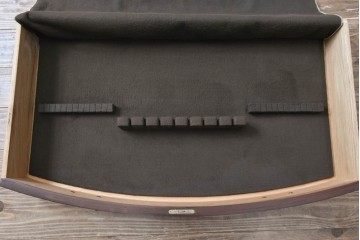 中古　高級品　マホガニー材　ヒッコリーチェア(HICKORY CHAIR)　優雅な象嵌が印象的なサイドボード　定価約94万円　(R-083592)