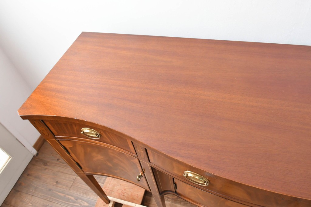 中古　高級品　マホガニー材　ヒッコリーチェア(HICKORY CHAIR)　優雅な象嵌が印象的なサイドボード　定価約94万円　(R-083592)