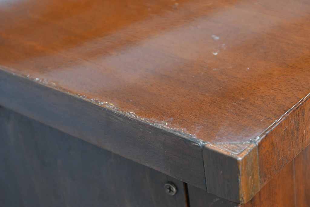 中古　高級品　マホガニー材　ヒッコリーチェア(HICKORY CHAIR)　優雅な象嵌が印象的なサイドボード　定価約94万円　(R-083592)