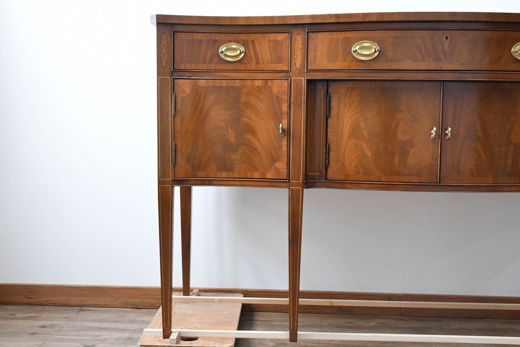 中古　高級品　マホガニー材　ヒッコリーチェア(HICKORY CHAIR)　優雅な象嵌が印象的なサイドボード　定価約94万円　(R-083592)