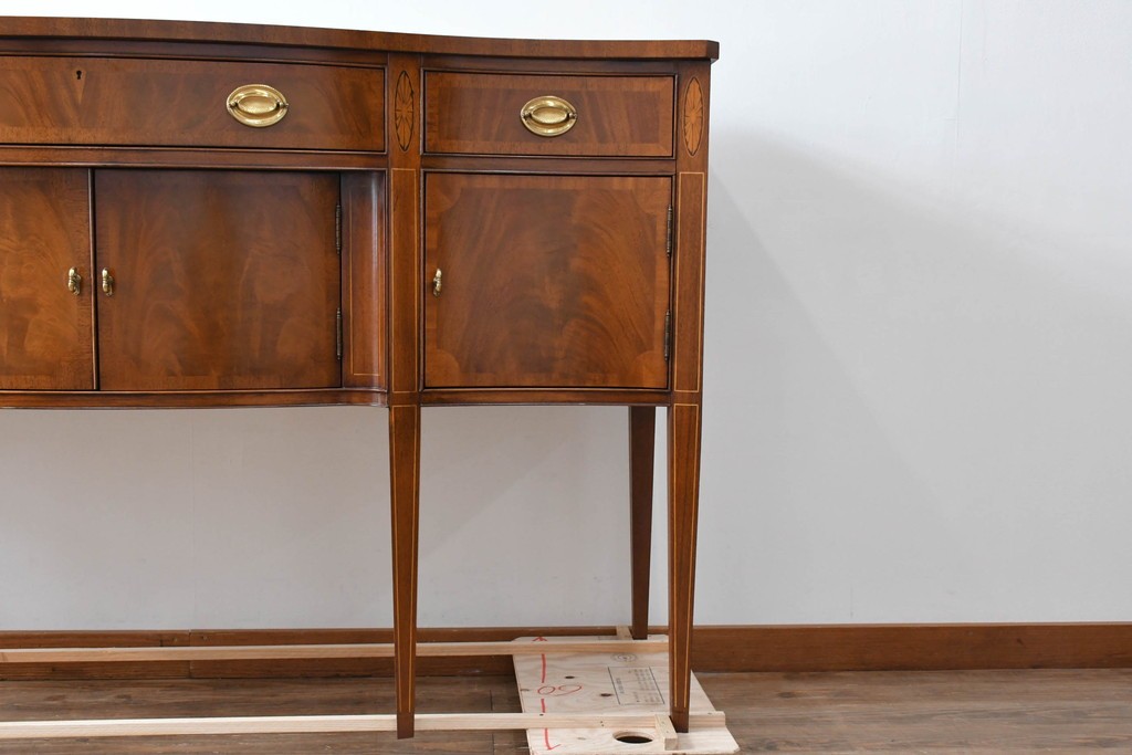 中古　高級品　マホガニー材　ヒッコリーチェア(HICKORY CHAIR)　優雅な象嵌が印象的なサイドボード　定価約94万円　(R-083592)
