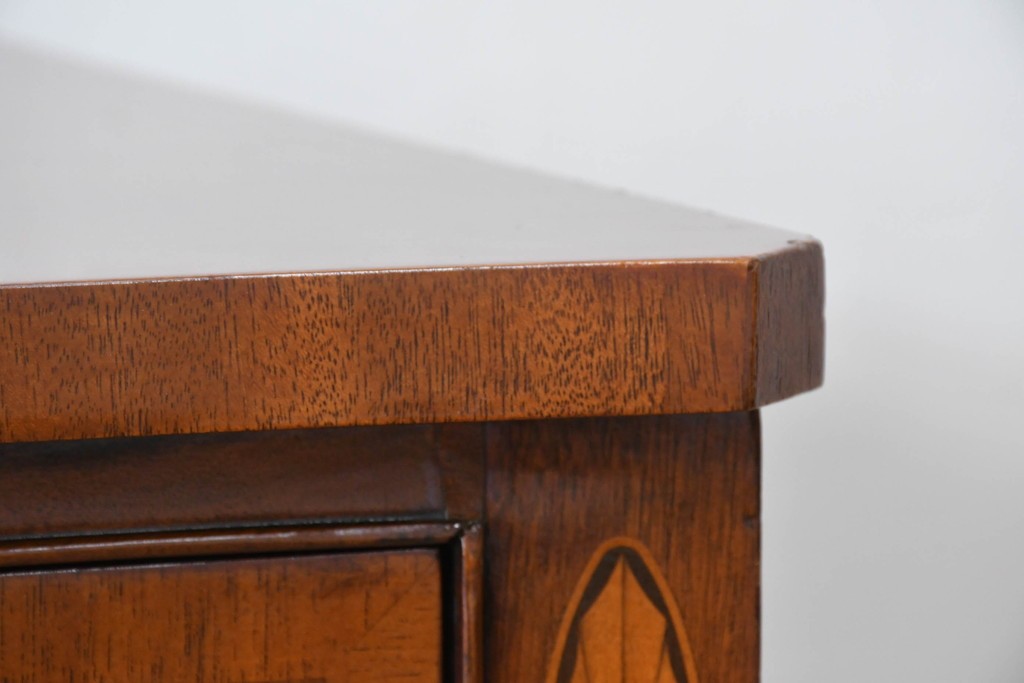 中古　高級品　マホガニー材　ヒッコリーチェア(HICKORY CHAIR)　優雅な象嵌が印象的なサイドボード　定価約94万円　(R-083592)