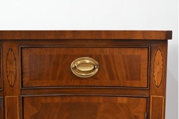 中古　高級品　マホガニー材　ヒッコリーチェア(HICKORY CHAIR)　優雅な象嵌が印象的なサイドボード　定価約94万円　(R-083592)
