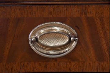 中古　高級品　マホガニー材　ヒッコリーチェア(HICKORY CHAIR)　優雅な象嵌が印象的なサイドボード　定価約94万円　(R-083592)