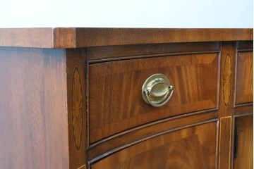 中古　高級品　マホガニー材　ヒッコリーチェア(HICKORY CHAIR)　優雅な象嵌が印象的なサイドボード　定価約94万円　(R-083592)