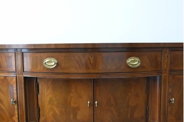 中古　高級品　マホガニー材　ヒッコリーチェア(HICKORY CHAIR)　優雅な象嵌が印象的なサイドボード　定価約94万円　(R-083592)