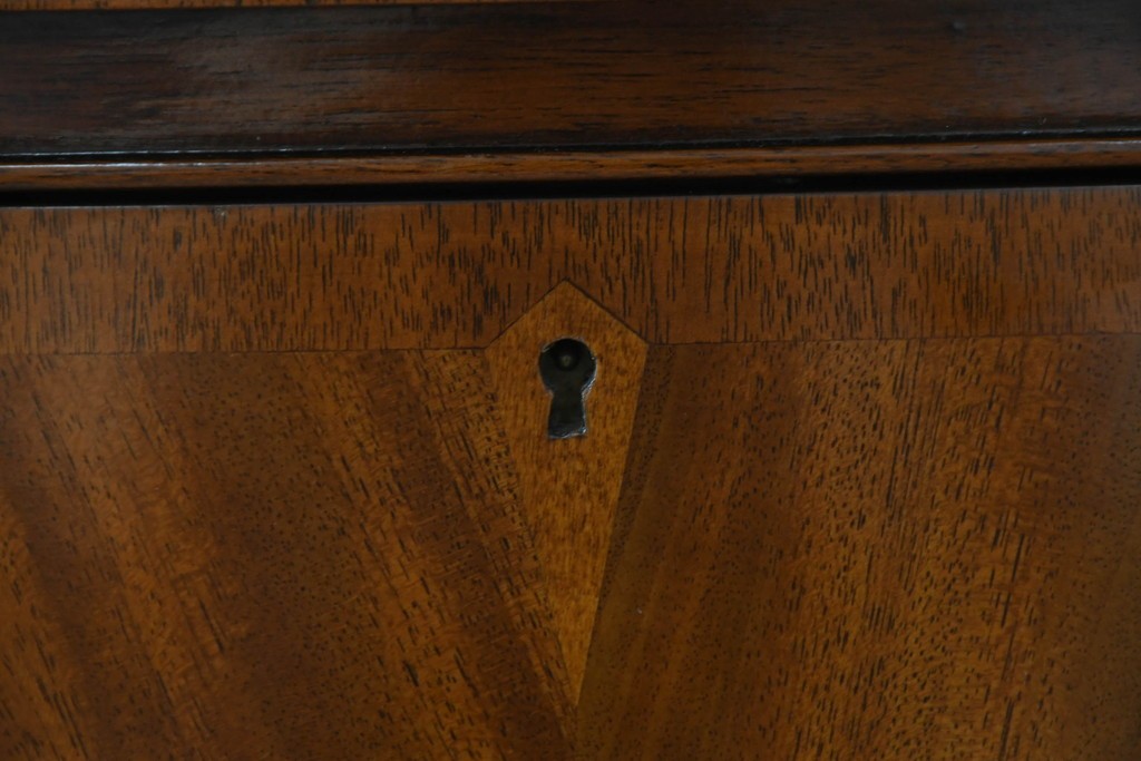 中古　高級品　マホガニー材　ヒッコリーチェア(HICKORY CHAIR)　優雅な象嵌が印象的なサイドボード　定価約94万円　(R-083592)