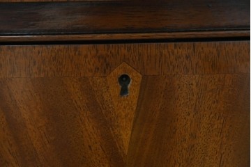 中古　高級品　マホガニー材　ヒッコリーチェア(HICKORY CHAIR)　優雅な象嵌が印象的なサイドボード　定価約94万円　(R-083592)