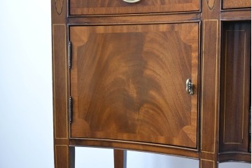 中古　高級品　マホガニー材　ヒッコリーチェア(HICKORY CHAIR)　優雅な象嵌が印象的なサイドボード　定価約94万円　(R-083592)