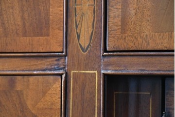 中古　高級品　マホガニー材　ヒッコリーチェア(HICKORY CHAIR)　優雅な象嵌が印象的なサイドボード　定価約94万円　(R-083592)