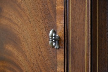 中古　高級品　マホガニー材　ヒッコリーチェア(HICKORY CHAIR)　優雅な象嵌が印象的なサイドボード　定価約94万円　(R-083592)