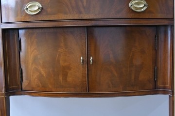 中古　高級品　マホガニー材　ヒッコリーチェア(HICKORY CHAIR)　優雅な象嵌が印象的なサイドボード　定価約94万円　(R-083592)