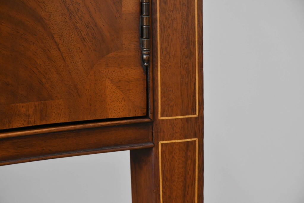 中古　高級品　マホガニー材　ヒッコリーチェア(HICKORY CHAIR)　優雅な象嵌が印象的なサイドボード　定価約94万円　(R-083592)
